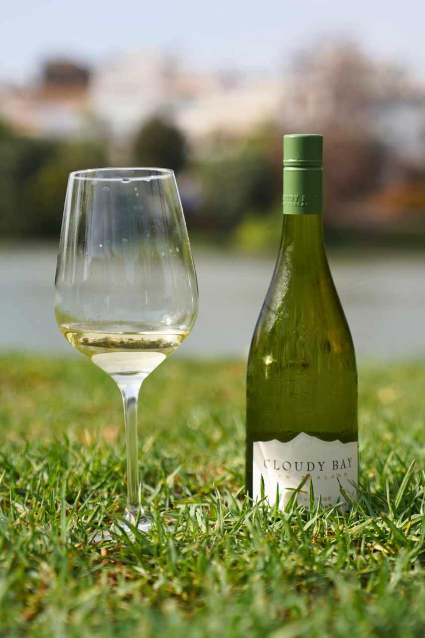 vino blanco cloudy bay